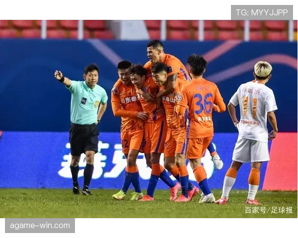 详解足球与裁判沟通规则，何时能合理表达诉求？